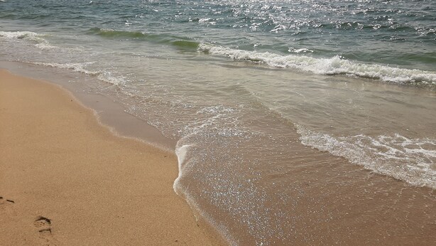 A beach with a sandy shore and gentle waves. - Seaside house (La Turballe)