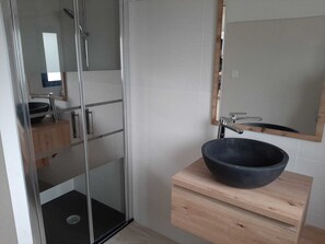 Bruser, hårtørrer, Sæbe, Toiletpapir