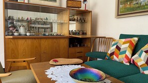 House, 2 Bedrooms, Accessible, Smoking | Living room | Books