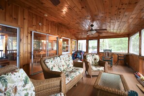 Smart-TV, DVD-spiller, bøker og stereoanlegg