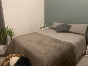 1 bedroom, bed sheets