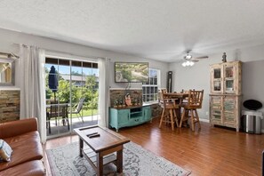 Living area - Cozy Rustic Condo at Fall Creek (Branson)