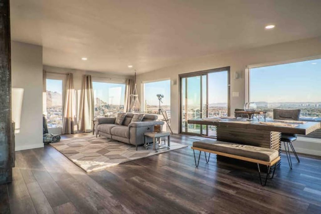 TV connectée, livres, chaîne hi-fi