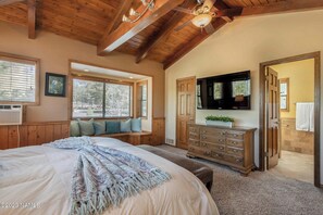 4 bedrooms, desk, iron/ironing board, travel cot - Lichen Lodge - Large Cabin Retreat in the Cool Pines (Munds Park)