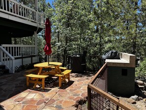 Outdoor dining - Lichen Lodge - Large Cabin Retreat in the Cool Pines (Munds Park)