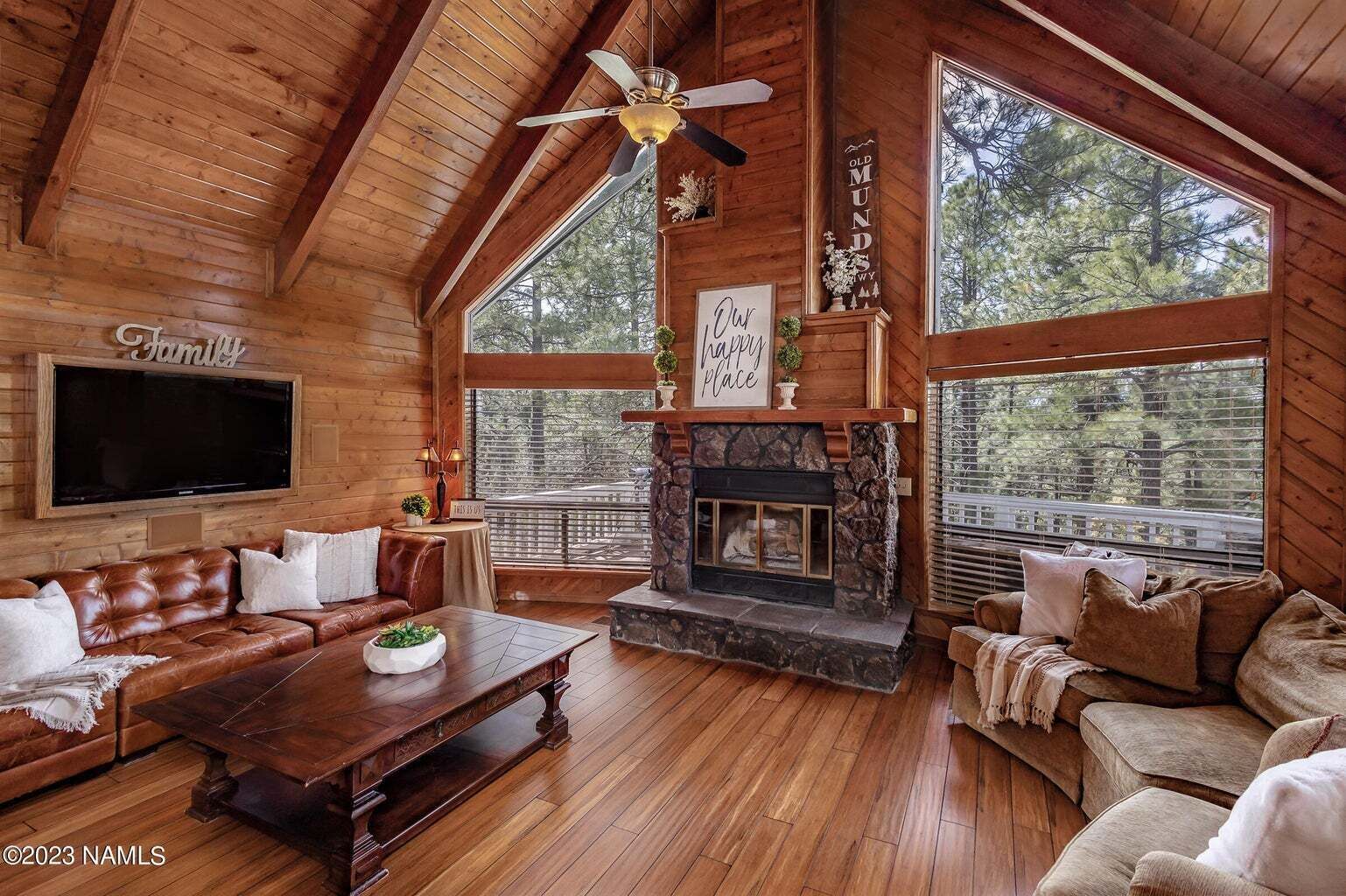 Lichen Lodge - Large Cabin Retreat in the Cool Pines