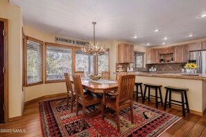 Dining - Lichen Lodge - Large Cabin Retreat in the Cool Pines (Munds Park)