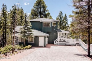 Exterior - Lichen Lodge - Large Cabin Retreat in the Cool Pines (Munds Park)