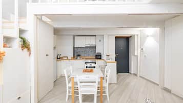 Deluxe-Apartment, 1 Doppelbett und Schlafsofa, Stadtblick | Eigene Küche | Kühlschrank, Mikrowelle, Espressomaschine, Wasserkocher