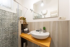 Deluxe Apartment, 1 Double Bed with Sofa bed, City View | Bathroom | Shower, free toiletries, hair dryer, bidet - Palazzo della Porta - Via Toledo 55 (Naples)