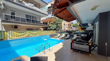 Una piscina al aire libre de temporada