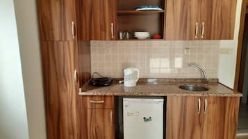 Frigobar, placa de cocina, tetera/pava eléctrica, silla alta para bebés