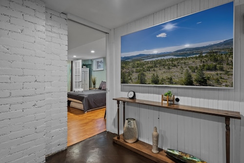 GREAT LOCATION! 3 min to DU-10 min to downtown/gameroom/wifi/firepit/ 4 bedrooms