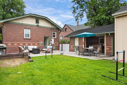 GREAT LOCATION! 3 min to DU-10 min to downtown/gameroom/wifi/firepit/ 4 bedrooms