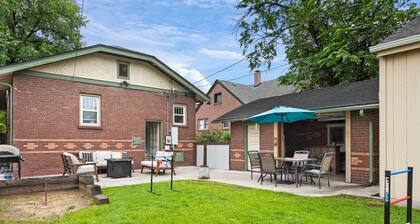 GREAT LOCATION! 3 min to DU-10 min to downtown/gameroom/wifi/firepit/ 4 bedrooms