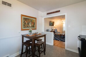 Dining - Pet Friendly—Walk to Washburn—King Bed-Fast Wi-Fi (Topeka)