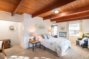 3 bedrooms, desk, free WiFi, bed sheets - Pet Friendly—Walk to Washburn—King Bed-Fast Wi-Fi (Topeka)