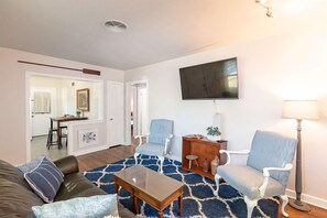 Smart TV, books - Pet Friendly—Walk to Washburn—King Bed-Fast Wi-Fi (Topeka)