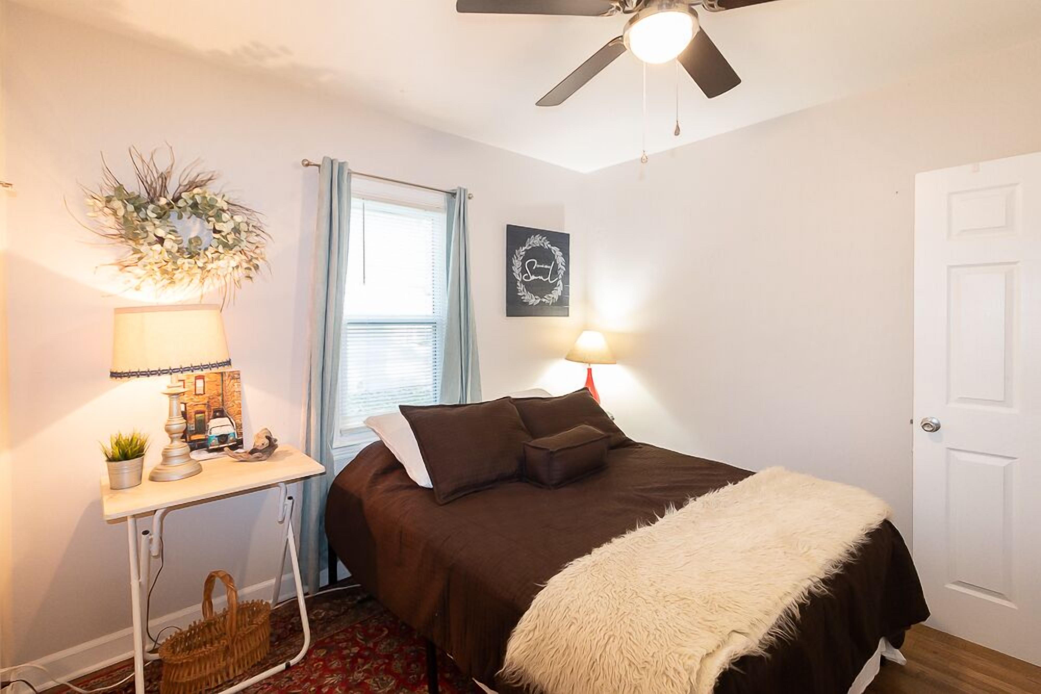 Pet Friendly—Walk to Washburn—King Bed-Fast Wi-Fi