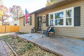 Terrace/patio - Pet Friendly—Walk to Washburn—King Bed-Fast Wi-Fi (Topeka)