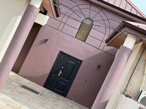 Exterior detail - Letstayroyal luxury Apartment not far from kotoka international airport and Mall (Ogbodjo)