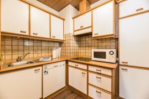 Refrigerador, horno, lavavajillas y cafetera y tetera 