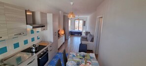 Kühlschrank, Ofen, Kochgeschirr/Geschirr/Besteck, Esstisch