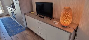 Kühlschrank, Ofen, Kochgeschirr/Geschirr/Besteck, Esstisch