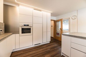 Kühlschrank, Ofen, Geschirrspüler, Wasserkocher mit Kaffee-/Teezubehör
