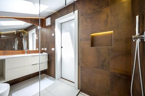 Shower, hair dryer, towels