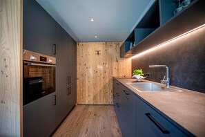 Fridge, oven, dishwasher, coffee/tea maker