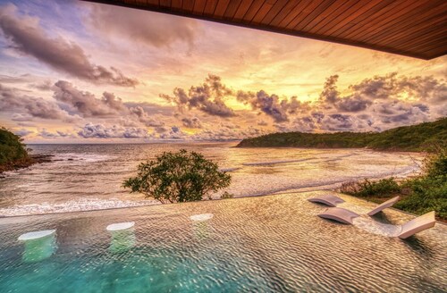 Brand New Beach front 5 bedroom house steps from the beach 