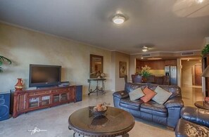 Een smart-tv en boeken