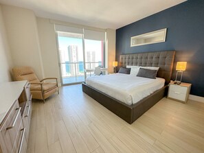 3 slaapkamers, een bureau, een strijkplank/strijkijzer, reisbedje