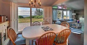Smart TV, stereo - Cozy Oceanfront Cottage (Trois-Ruisseaux)