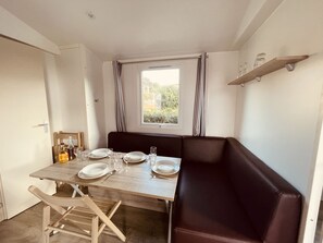 Laptop workspace, bed sheets - Camping Tonnara (Sant'Antioco)