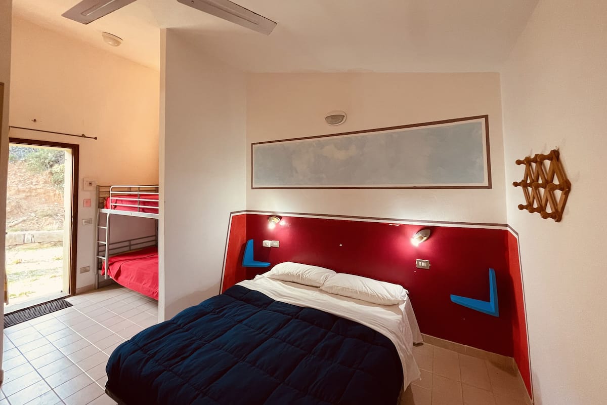 Espacio para trabajar con laptop y ropa de cama