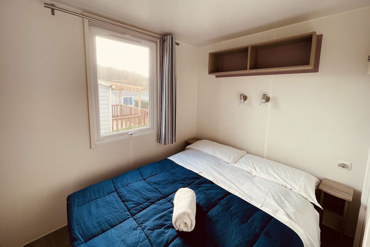 Casa rodante Confort | Espacio para trabajar con laptop y ropa de cama