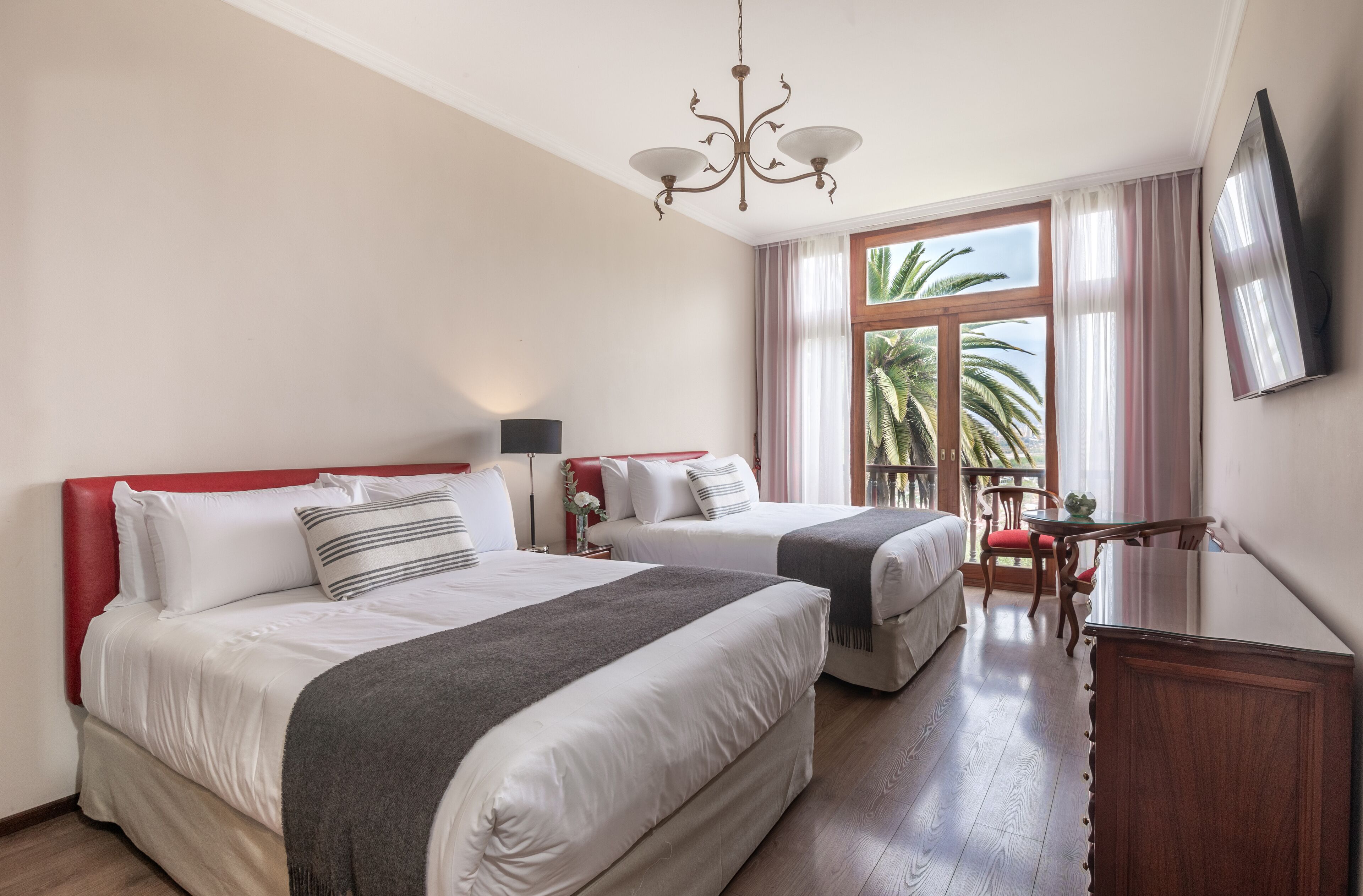 Caja de seguridad en la habitación y escritorio 