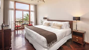 Rom – superior, byutsikt | Safe på rommet, skrivebord og skrivebord for bærbar PC