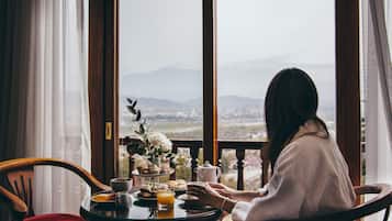 Superior Room, City View | In-room dining