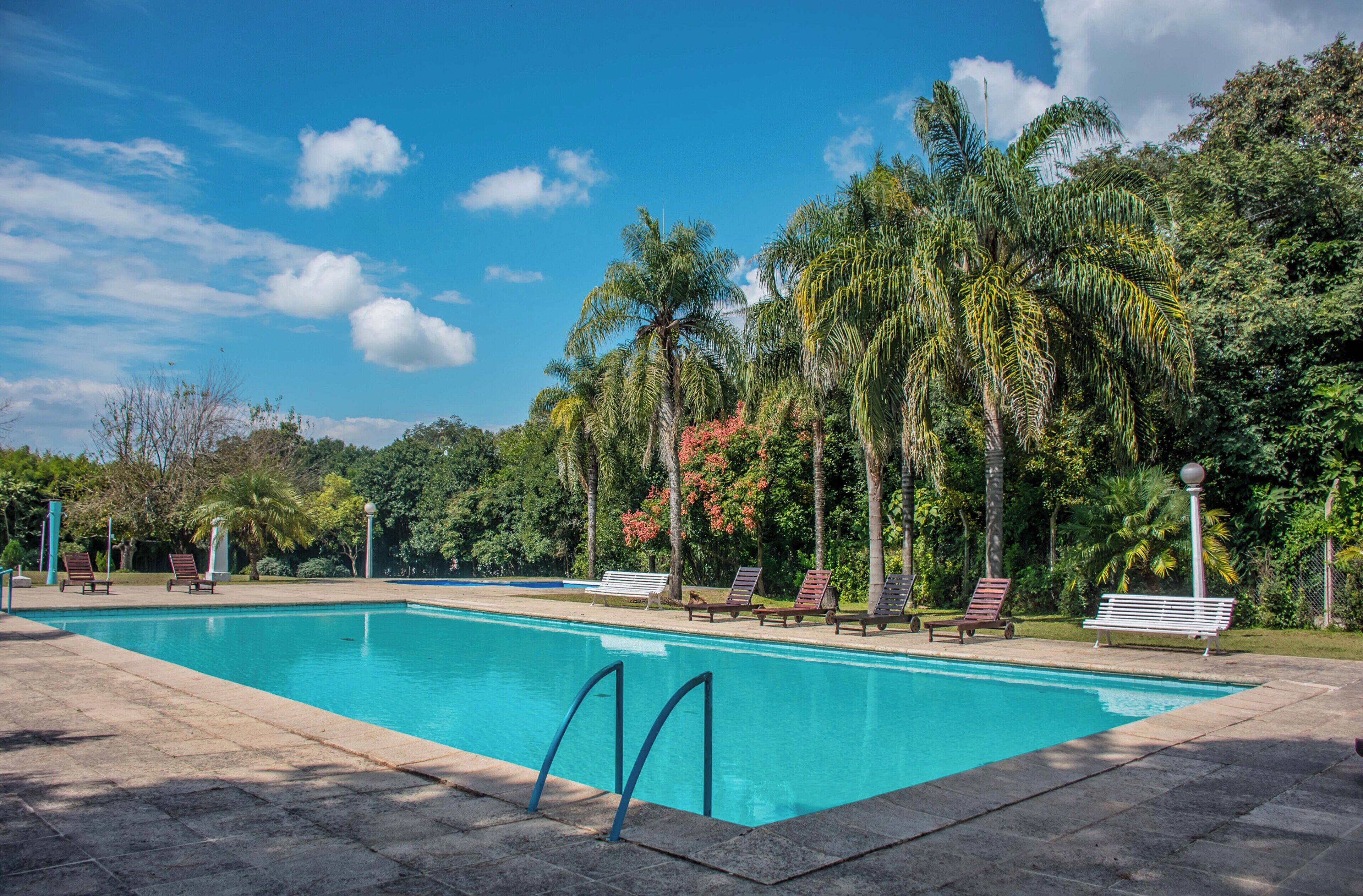 Innendørsbasseng og utendørsbasseng