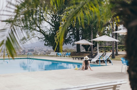 Una piscina techada, una piscina al aire libre