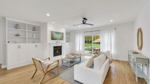 Smart TV, chimenea y estéreo