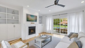 Smart TV, chimenea y estéreo