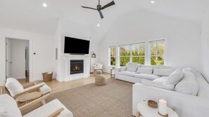 TV connectée, cheminée, chaîne hi-fi