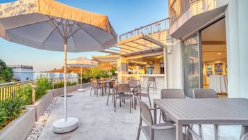 Swim-up bar
