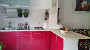 Kylskåp, mikrovågsugn, spishäll och kaffe- och tebryggare