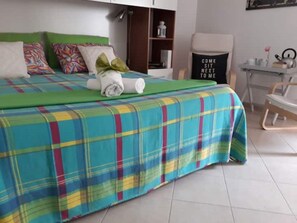 1 slaapkamer, een bureau, gratis wifi, beddengoed