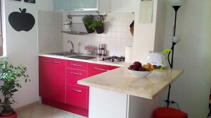 Een koelkast, een microgolfoven, een kookplaat